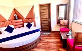 Hotel Woodcrest Zirakpur Chandigarh- Best Family Hotel - Luxurious Rooms - Unit Of Sidham Group
